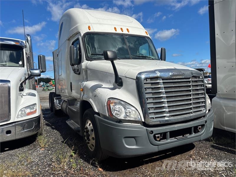 Freightliner Cascadia 125 6x4 T/A Sleeper Truck Tractor Тягачі