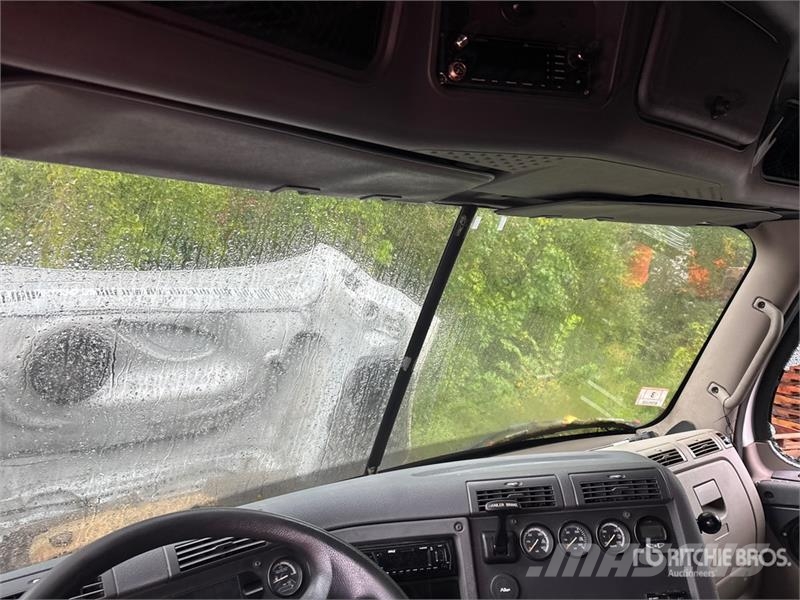 Freightliner Cascadia 125 6x4 T/A Sleeper Truck Tractor (Inoper Trekkvogner