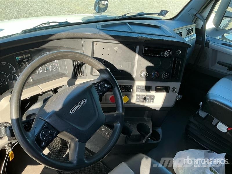 Freightliner Cascadia 126 6x4 T/A Sleeper Truck Tractor Тягачі