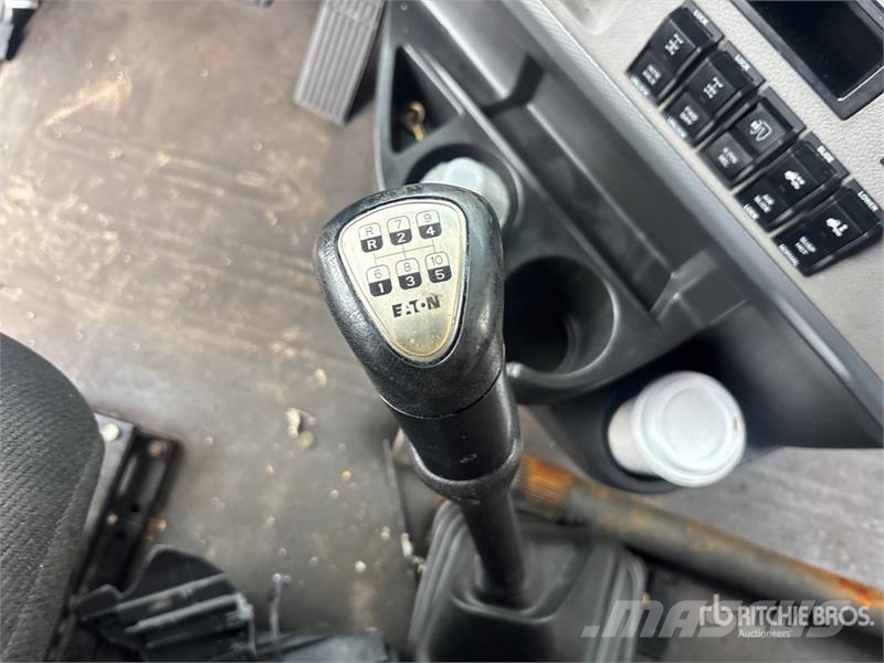 Freightliner Cascadia 126 6x4 T/A Sleeper Truck Tractor (Inoper Tracteur routier
