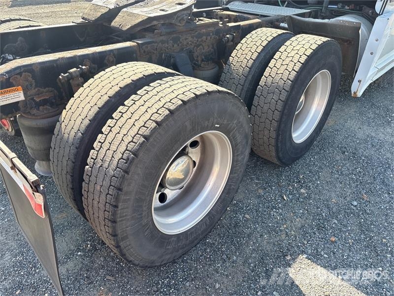 Freightliner Cascadia 125 6x4 T/A Sleeper Truck Tractor 中古トラクターヘッド | トレーラーヘッド