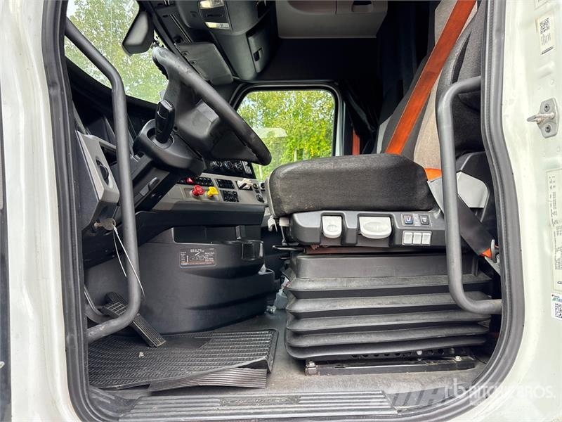Freightliner Cascadia 126 6x4 T/A Sleeper Truck Tractor Sattelzugmaschinen