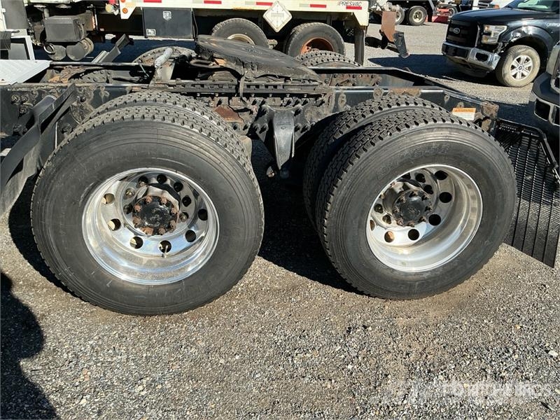 Freightliner Cascadia 126 6x4 T/A Sleeper Truck Tractor Тягачі