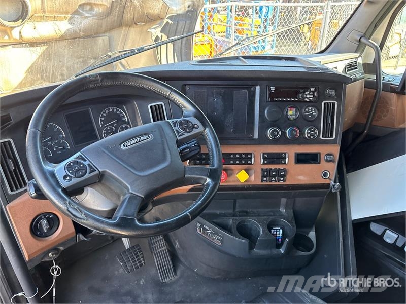 Freightliner Cascadia 6x4 T/A Sleeper Truck Tractor (Inoperable Cabezas tractoras