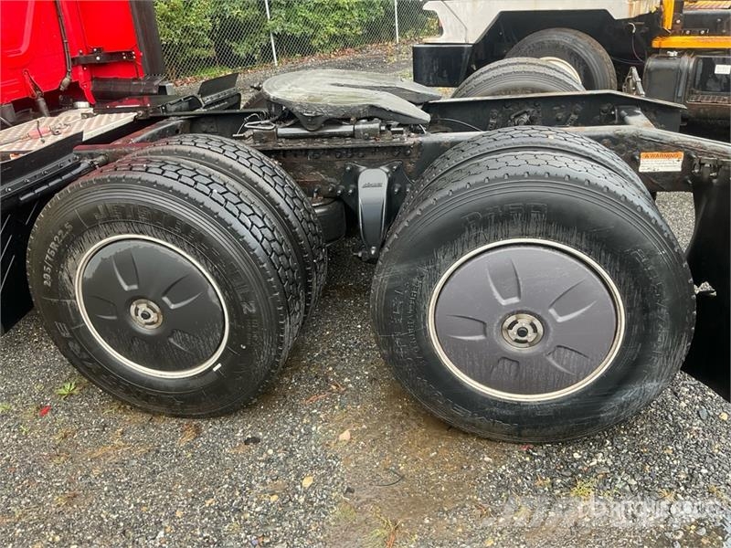 Freightliner Cascadia 125 6x4 T/A Sleeper Truck Tractor Vlačilci
