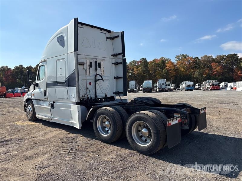 Freightliner Cascadia 125 6x4 T/A Sleeper Truck Tractor 中古トラクターヘッド | トレーラーヘッド