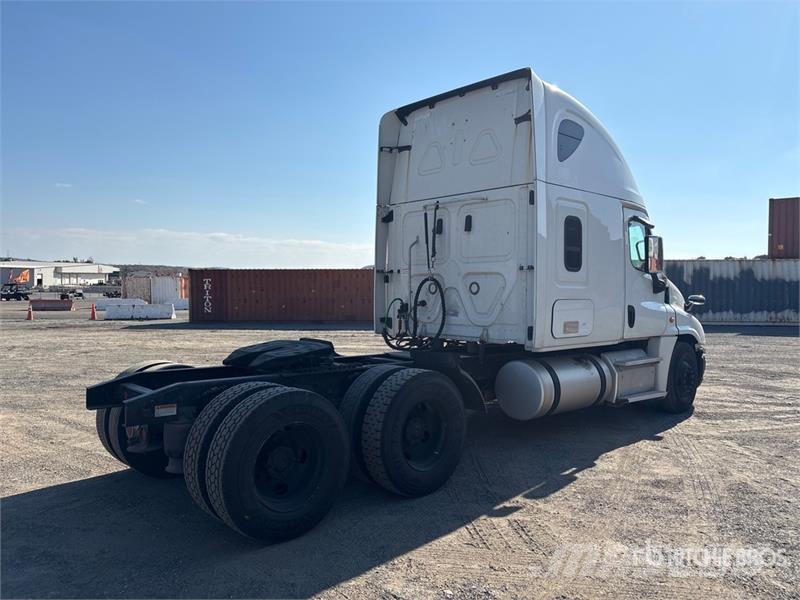 Freightliner Cascadia 125 6x4 T/A Sleeper Truck Tractor 中古トラクターヘッド | トレーラーヘッド