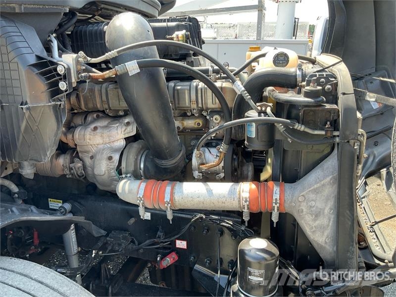 Freightliner Cascadia 126 6x4 T/A Sleeper Truck Tractor وحدات الجر