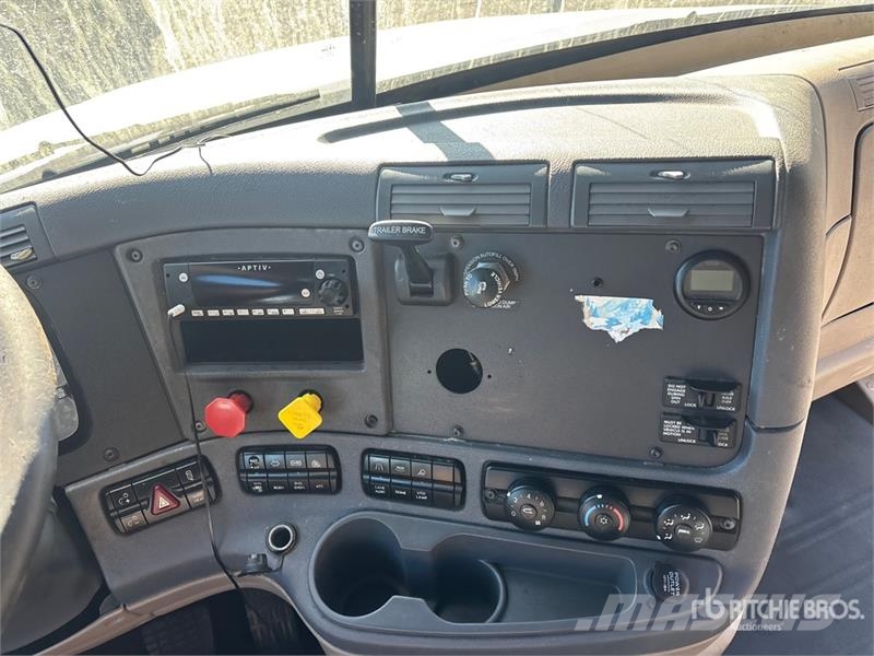 Freightliner Cascadia 125 6x4 T/A Sleeper Truck Tractor (Inoper Tractor Units