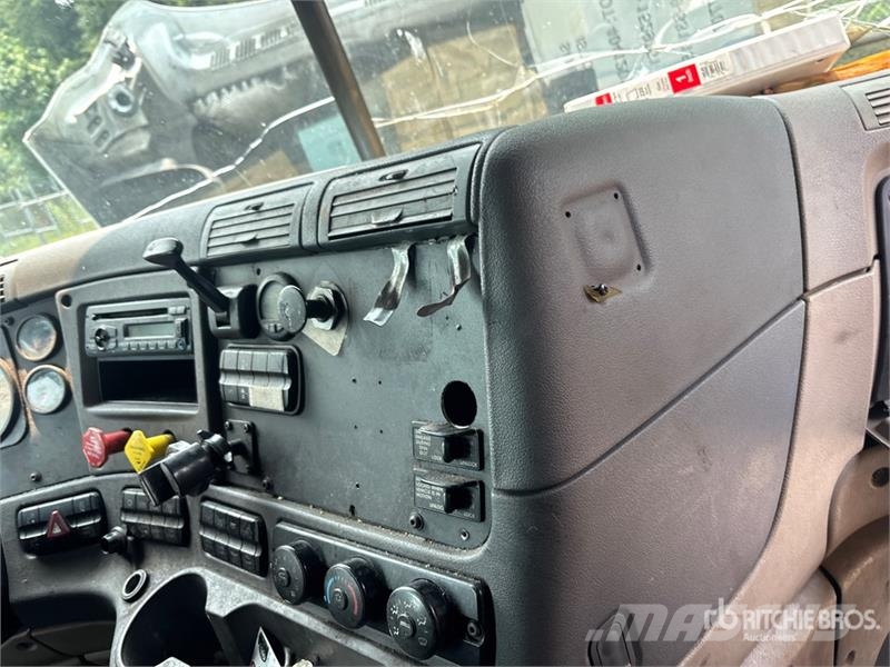 Freightliner Cascadia 125 6x4 T/A Sleeper Truck Tractor (Inoper Tractor Units