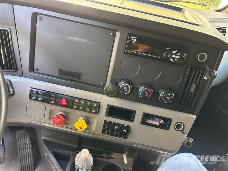 Freightliner Cascadia 126 6x4 T/A Sleeper Truck Tractor (Inoper Тягачі