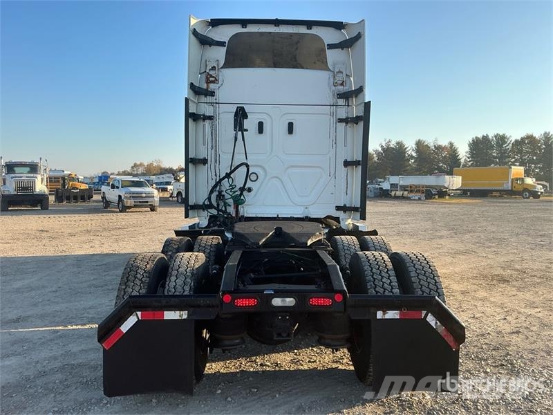 Freightliner Cascadia 126 6x4 T/A Sleeper Truck Tractor Vilcēji