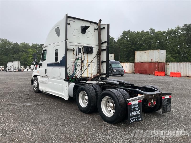 Freightliner Cascadia 125 6x4 T/A Sleeper Truck Tractor Trekkvogner