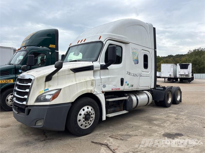 Freightliner Cascadia 126 6x4 T/A Sleeper Truck Tractor (Inoper Naudoti vilkikai
