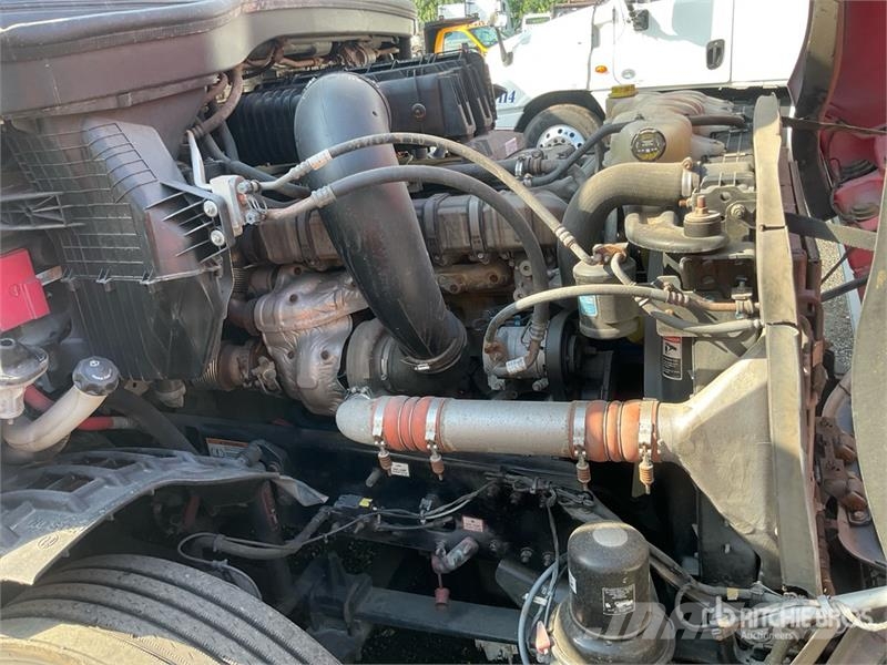 Freightliner Cascadia 126 6x4 T/A Sleeper Truck Tractor (Inoper Седельные тягачи