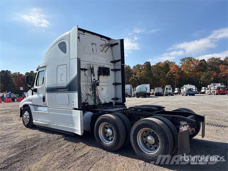 Freightliner Cascadia 125 6x2 T/A Sleeper Truck Tractor Tegljači