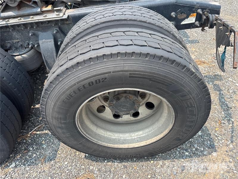 Freightliner Cascadia 125 6x4 T/A Sleeper Truck Tractor (Inoper Tractor Units