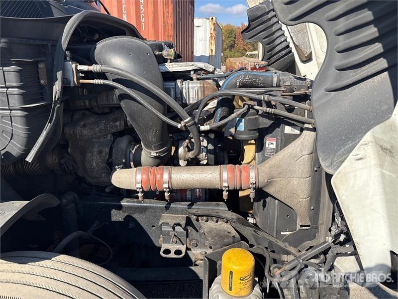 Freightliner Cascadia 125 6x4 T/A Sleeper Truck Tractor 中古トラクターヘッド | トレーラーヘッド