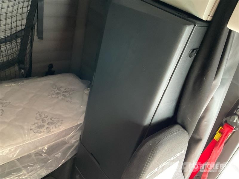 Freightliner Cascadia 126 6x4 T/A Sleeper Truck Tractor Седельные тягачи