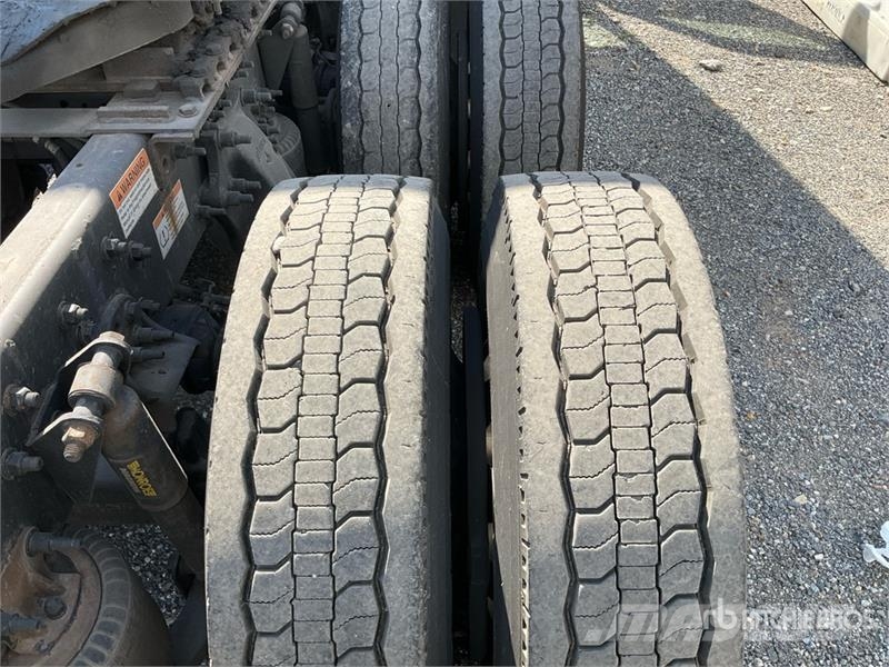 Freightliner Cascadia 126 T/A Sleeper Truck Tractor Dragbilar