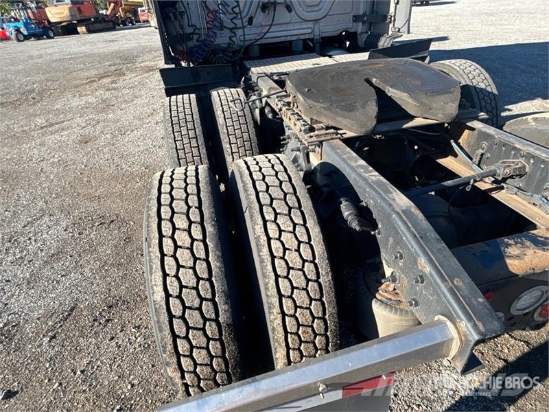 Freightliner Cascadia 126 6x4 T/A Sleeper Truck Tractor Cavalos mecânicos