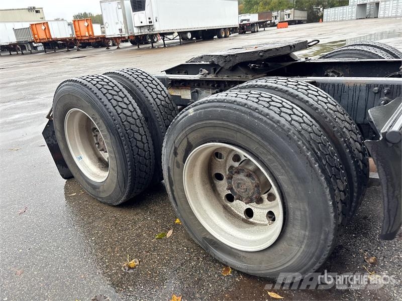 Freightliner Cascadia 125 6x4 T/A Sleeper Truck Tractor (Inoper Trekkvogner