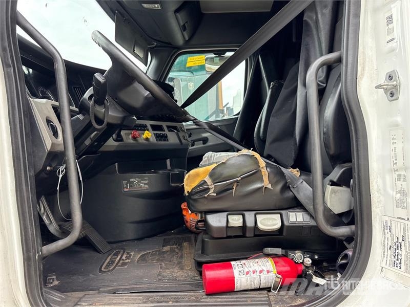 Freightliner Cascadia 126 6x4 T/A Sleeper Truck Tractor (Inoper Naudoti vilkikai