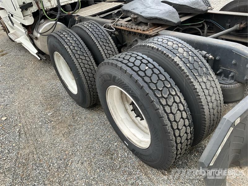 Freightliner Cascadia 126 6x4 T/A Sleeper Truck Tractor 中古トラクターヘッド | トレーラーヘッド
