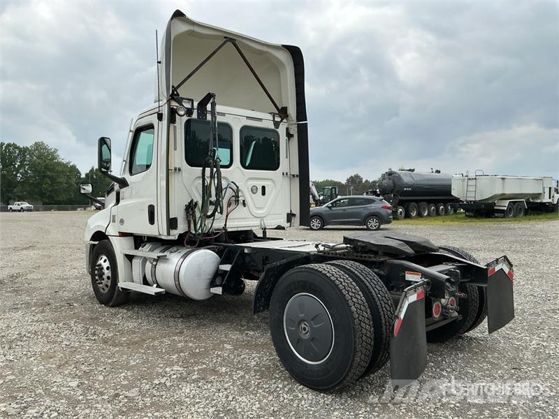 Freightliner Cascadia 126 وحدات الجر