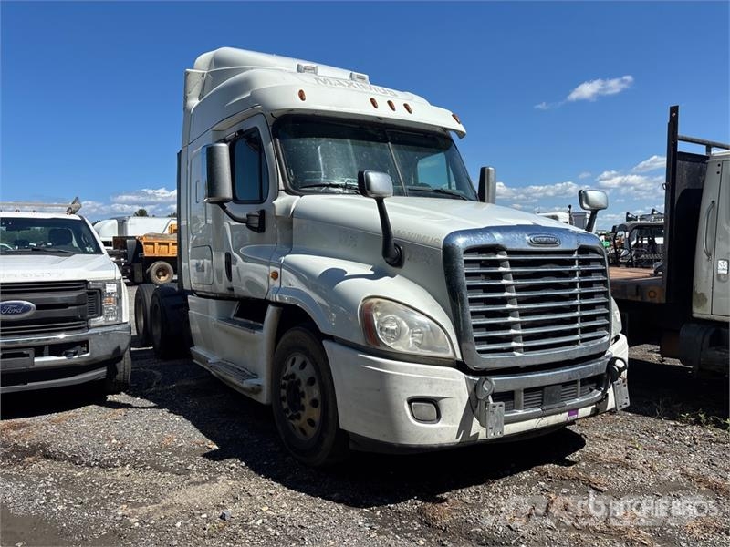 Freightliner Cascadia 125 6x4 T/A Sleeper Truck Tractor (Inoper Vilcēji