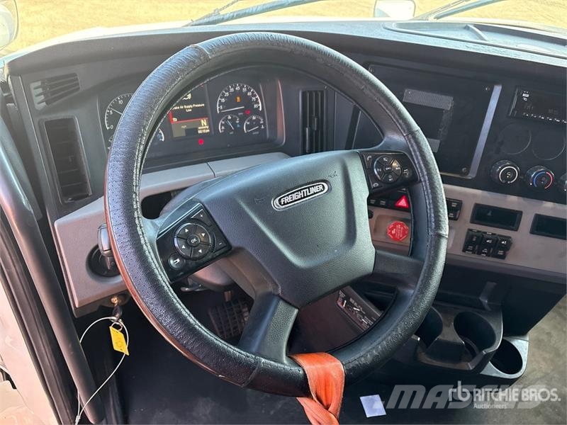 Freightliner Cascadia 126 6x4 T/A Sleeper Truck Tractor Tegljači