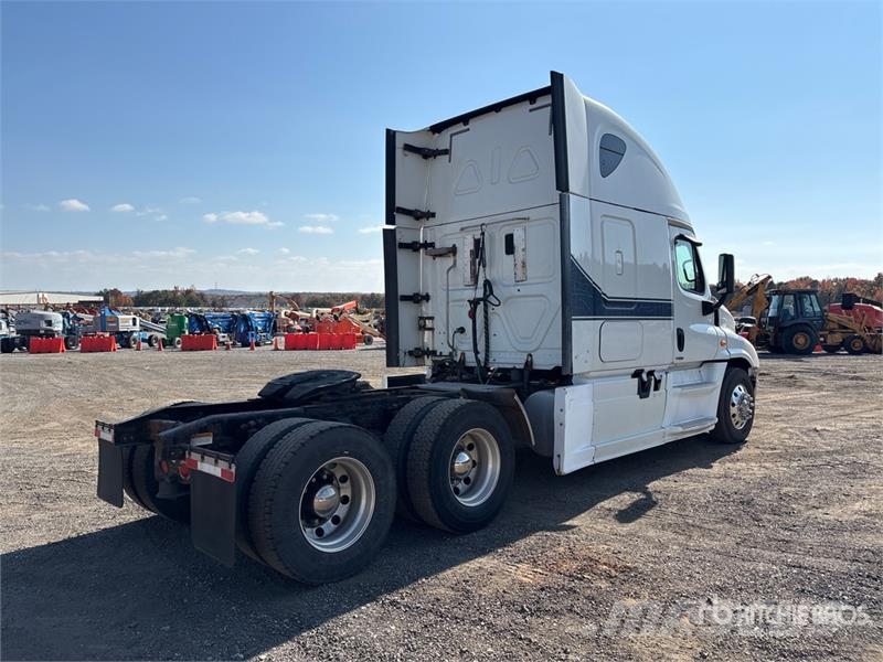 Freightliner Cascadia 125 6x4 T/A Sleeper Truck Tractor 中古トラクターヘッド | トレーラーヘッド