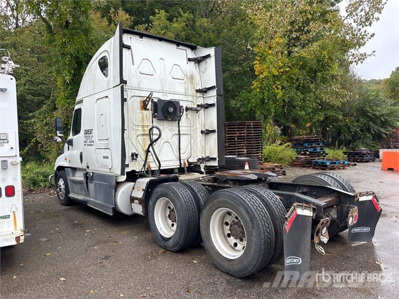Freightliner Cascadia 125 6x4 T/A Sleeper Truck Tractor (Inoper Trekkvogner