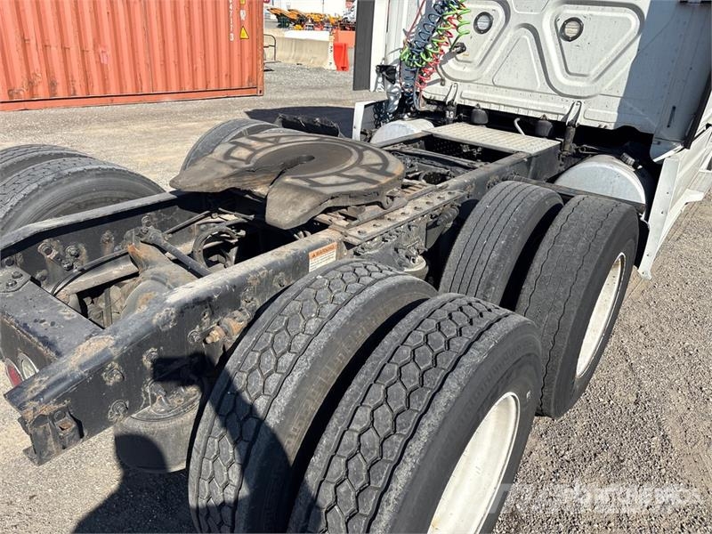 Freightliner Cascadia 126 6x4 T/A Sleeper Truck Tractor Tegljači