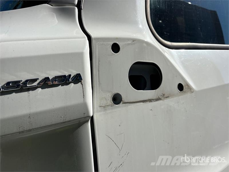 Freightliner Cascadia 126 6x4 T/A Sleeper Truck Tractor (Inoper Тягачі