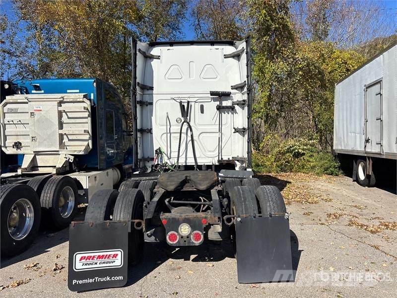 Freightliner Cascadia 126 6x4 T/A Sleeper Truck Tractor (Inoper Тягачі