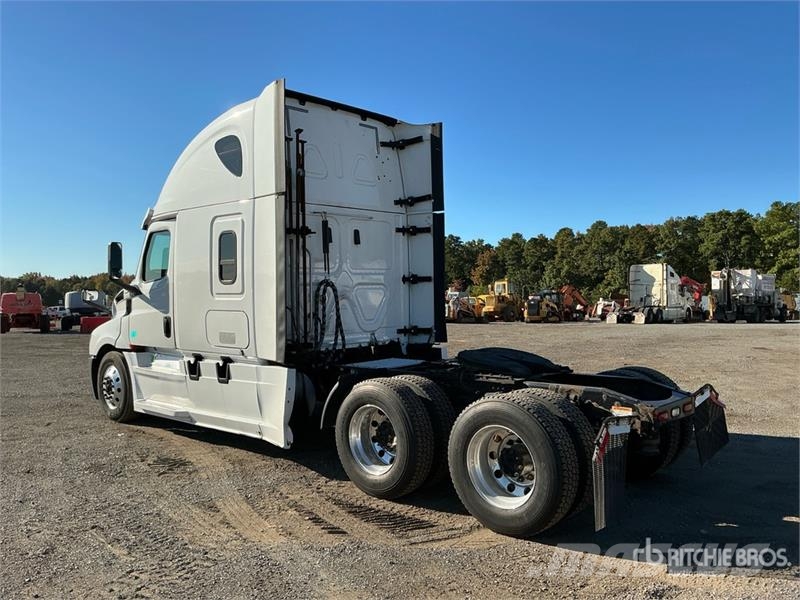 Freightliner Cascadia 126 6x4 T/A Sleeper Truck Tractor Тягачі