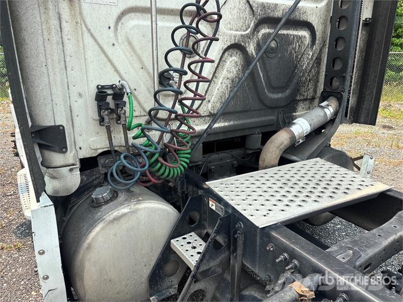 Freightliner Cascadia 125 6x4 T/A Sleeper Truck Tractor (Inoper Tractor Units