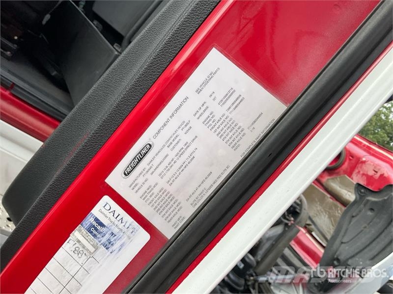 Freightliner Cascadia 126 6x4 T/A Sleeper Truck Tractor (Inoper Седельные тягачи