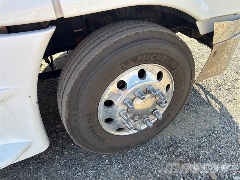 Freightliner Cascadia 125 6x4 T/A Sleeper Truck Tractor 中古トラクターヘッド | トレーラーヘッド