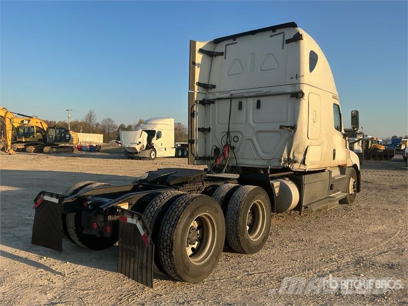 Freightliner Cascadia 126 6x4 T/A Sleeper Truck Tractor Vilcēji