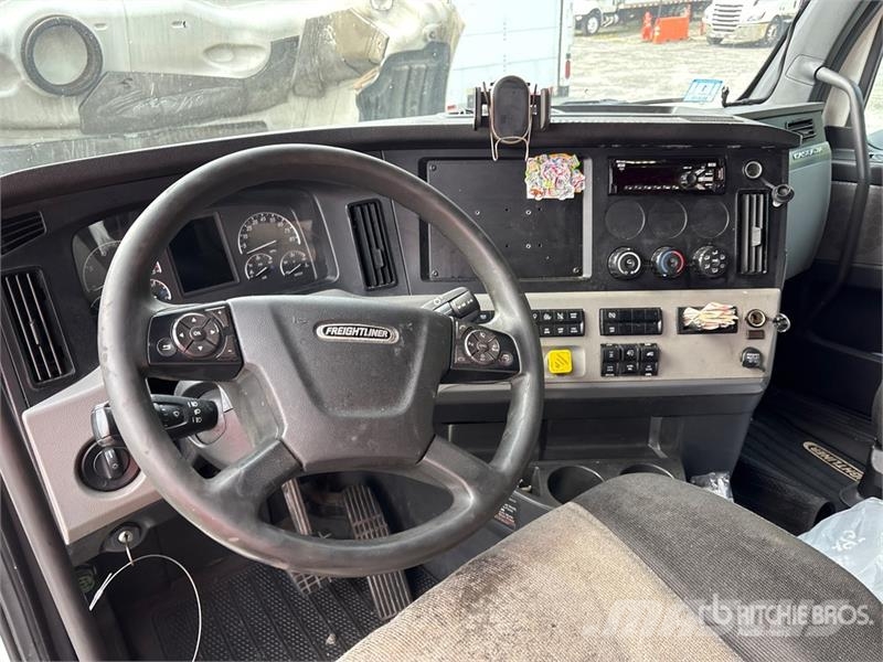Freightliner Cascadia 126 6x4 T/A Sleeper Truck Tractor Cabezas tractoras