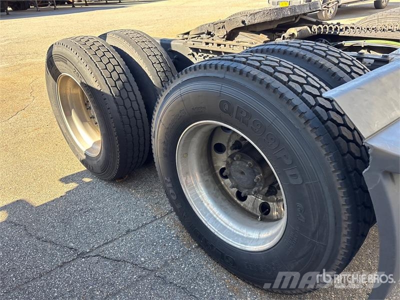 Freightliner Cascadia 6x4 T/A Sleeper Truck Tractor (Inoperable Cabezas tractoras