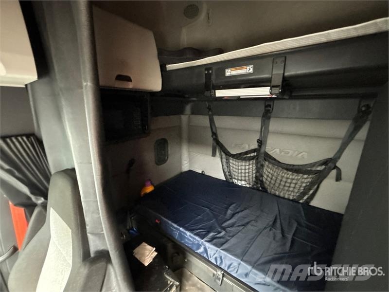 Freightliner Cascadia 126 6x4 T/A Sleeper Truck Tractor Cabezas tractoras