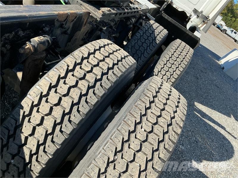 Freightliner Cascadia 126 6x4 T/A Sleeper Truck Tractor Тягачі