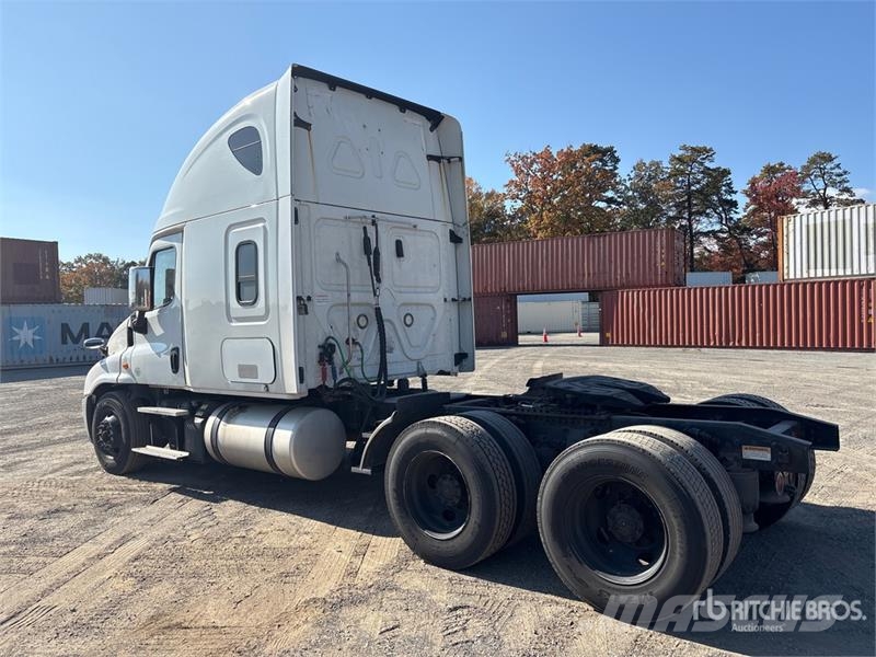 Freightliner Cascadia 125 6x4 T/A Sleeper Truck Tractor 中古トラクターヘッド | トレーラーヘッド