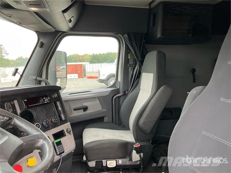 Freightliner Cascadia 126 6x4 T/A Sleeper Truck Tractor 中古トラクターヘッド | トレーラーヘッド
