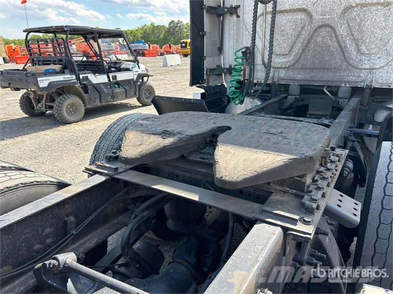 Freightliner Cascadia 126 6x4 T/A Sleeper Truck Tractor Cabezas tractoras