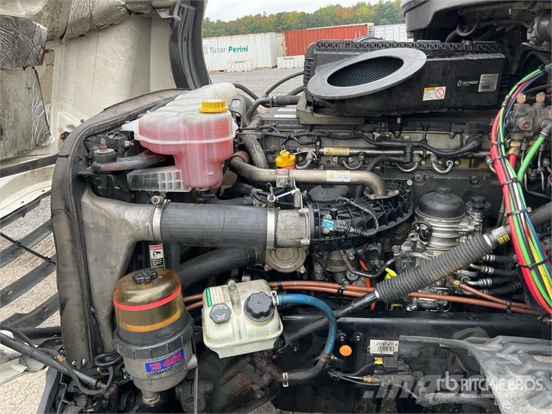 Freightliner Cascadia 126 6x4 T/A Sleeper Truck Tractor 中古トラクターヘッド | トレーラーヘッド