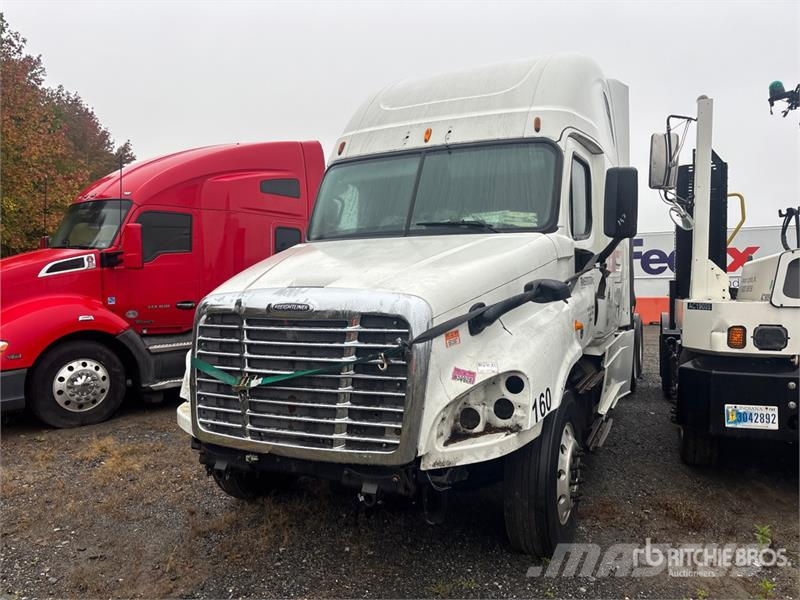 Freightliner Cascadia 125 6x4 T/A Sleeper Truck Tractor (Inoper Vlačilci